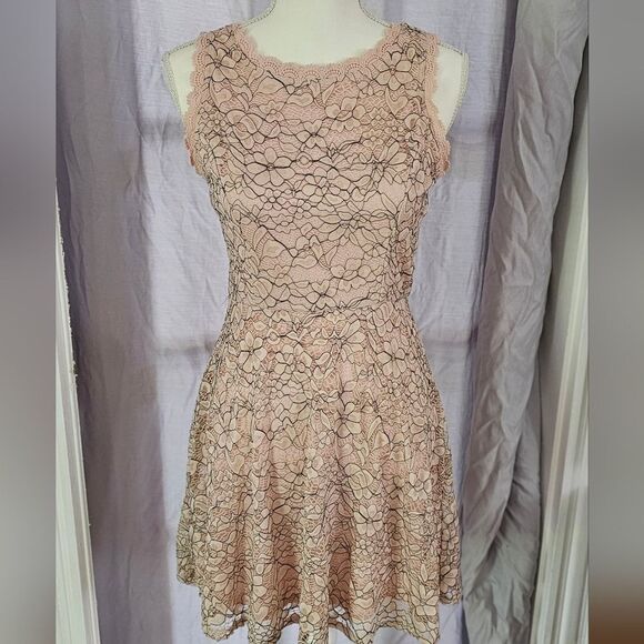 Elegant Lace Floral Dress in Pink Size Small - Picture 1 of 8